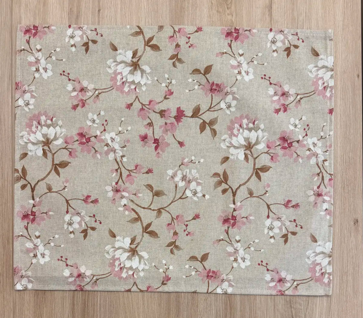Mantel Individual Resinado Estampado Floral Flor de Cerezo Rosa Palo y Beis