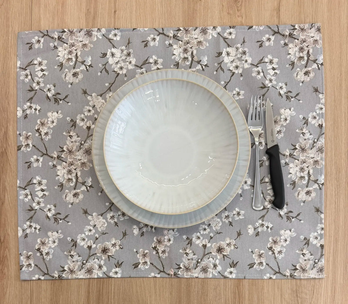 Mantel Individual Resinado Estampado Floral Flor de Cerezo Gris Estilo Japonés