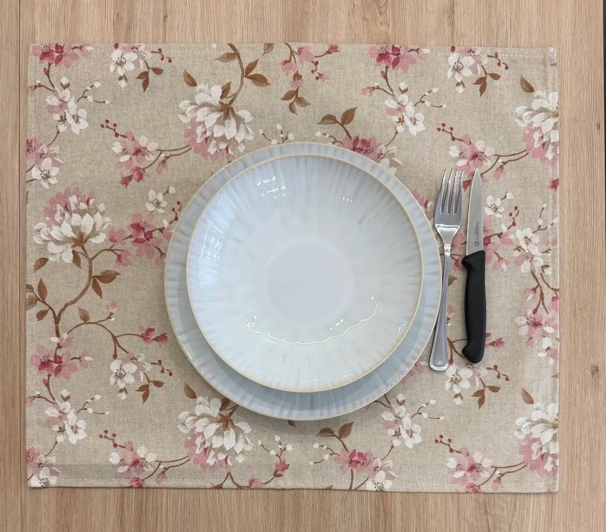 Mantel Individual Resinado Estampado Floral Flor de Cerezo Rosa Palo y Beis