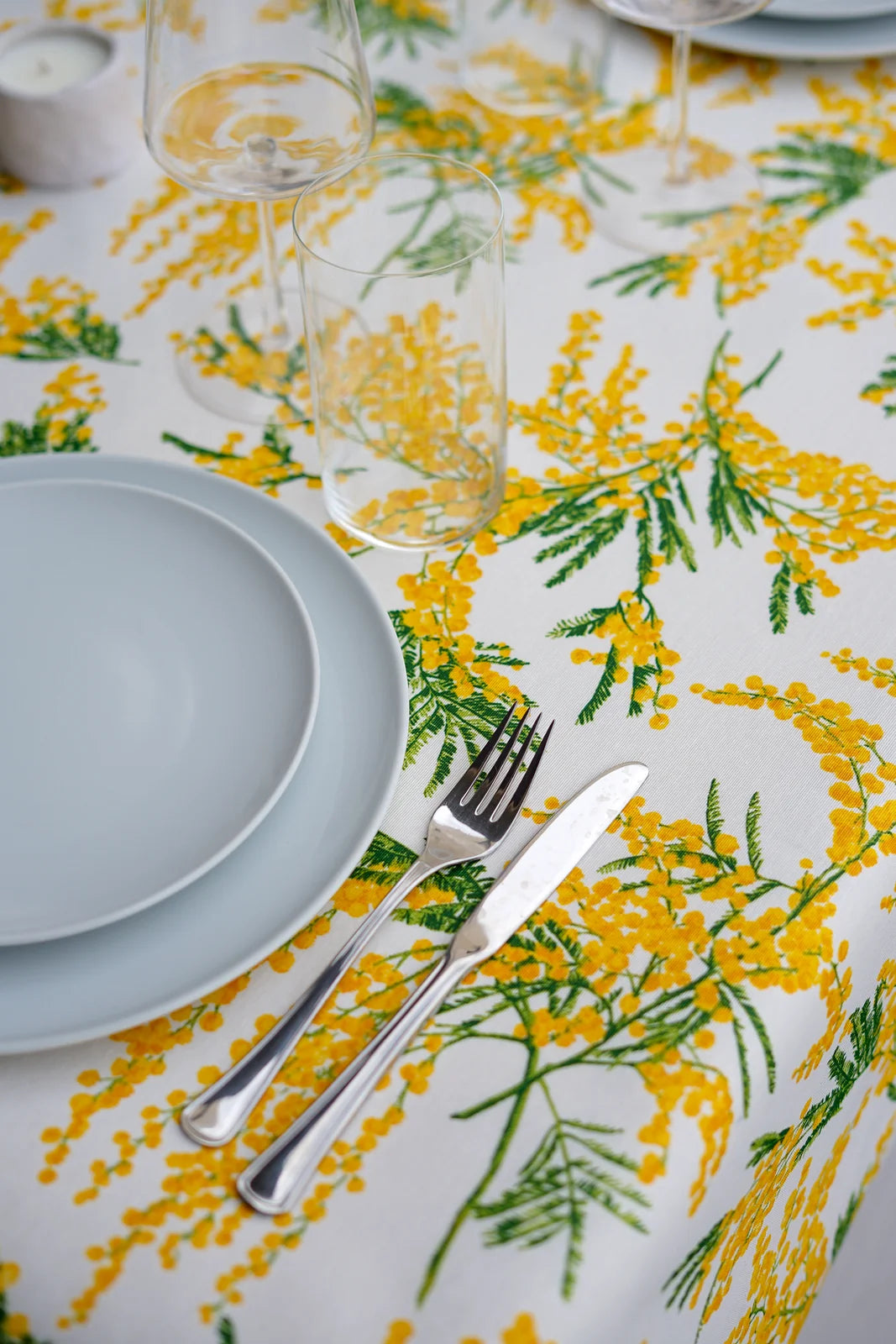 Mantel Antimanchas Estampado Flor de Mimosa Amarillo y Verde