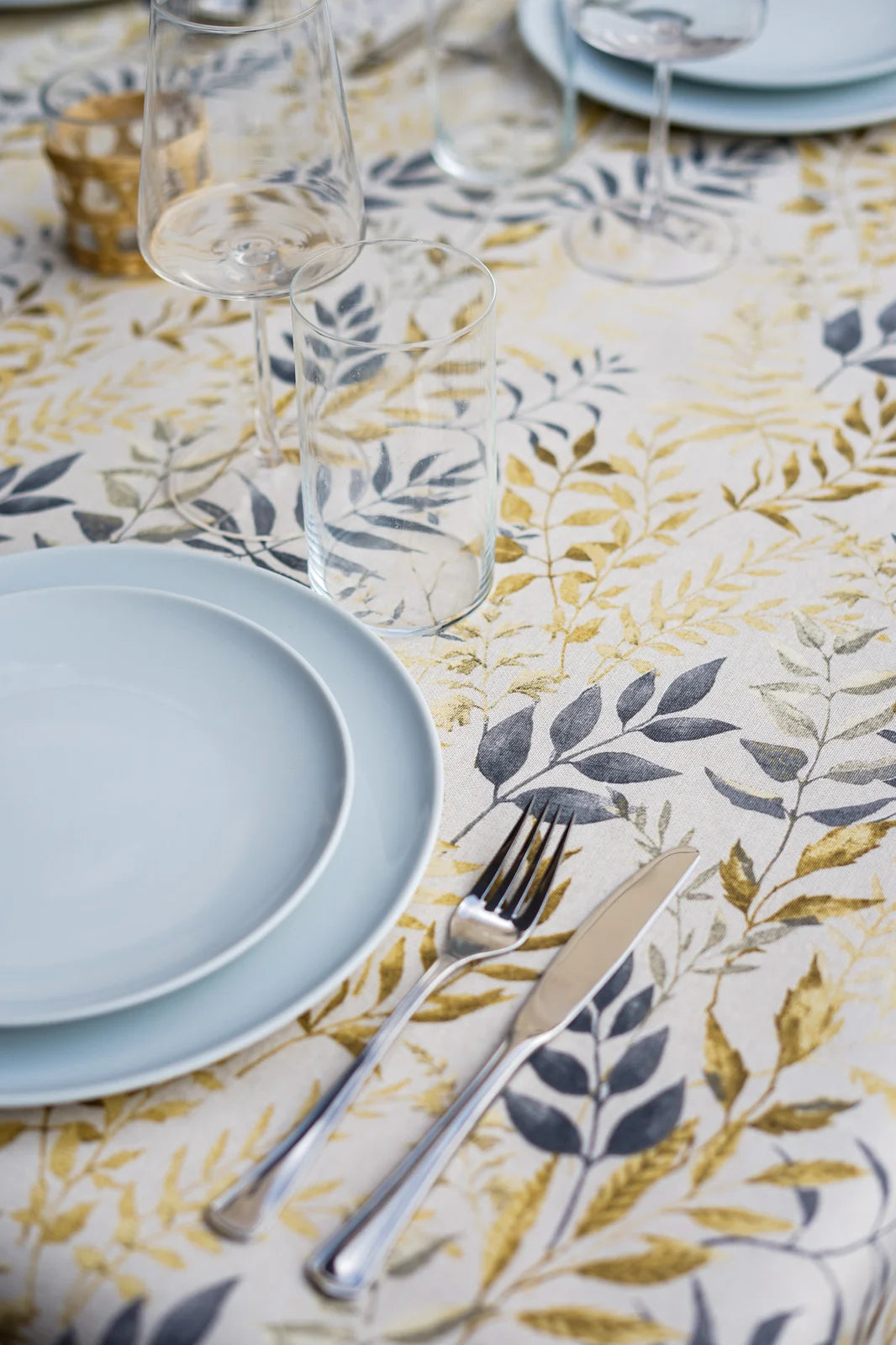 Mantel Antimanchas Botánico Hojas de Jacquard Beige y Dorado