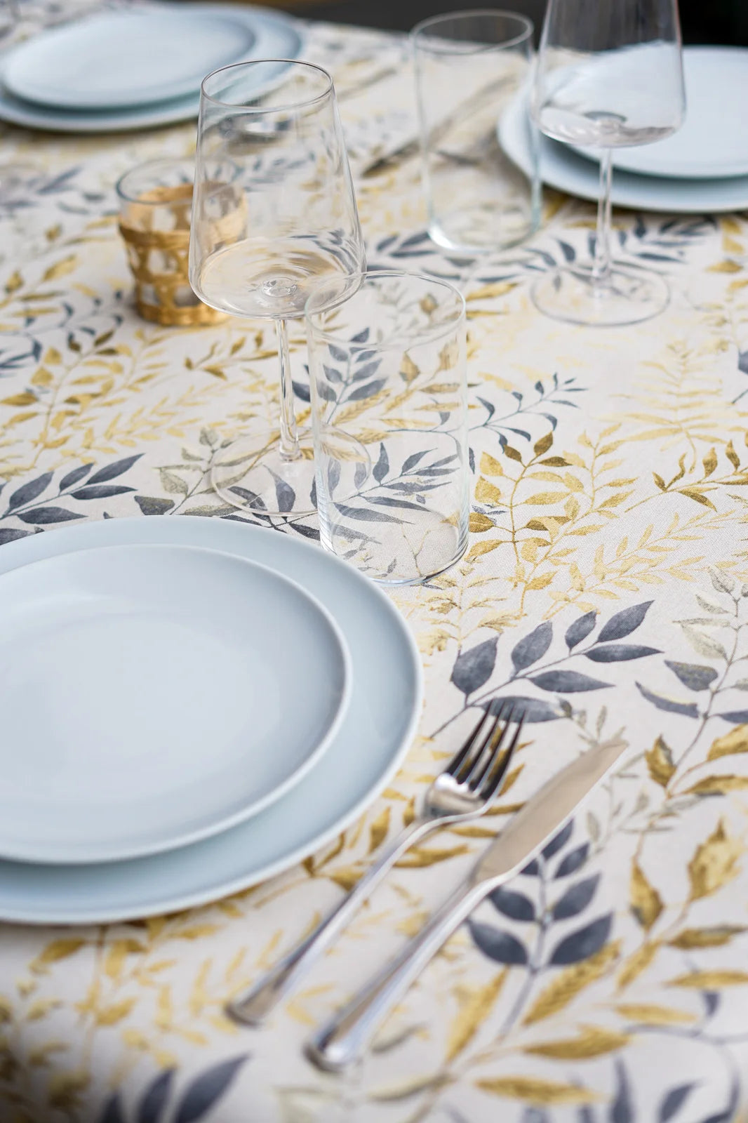 Mantel Antimanchas Botánico Hojas de Jacquard Beige y Dorado