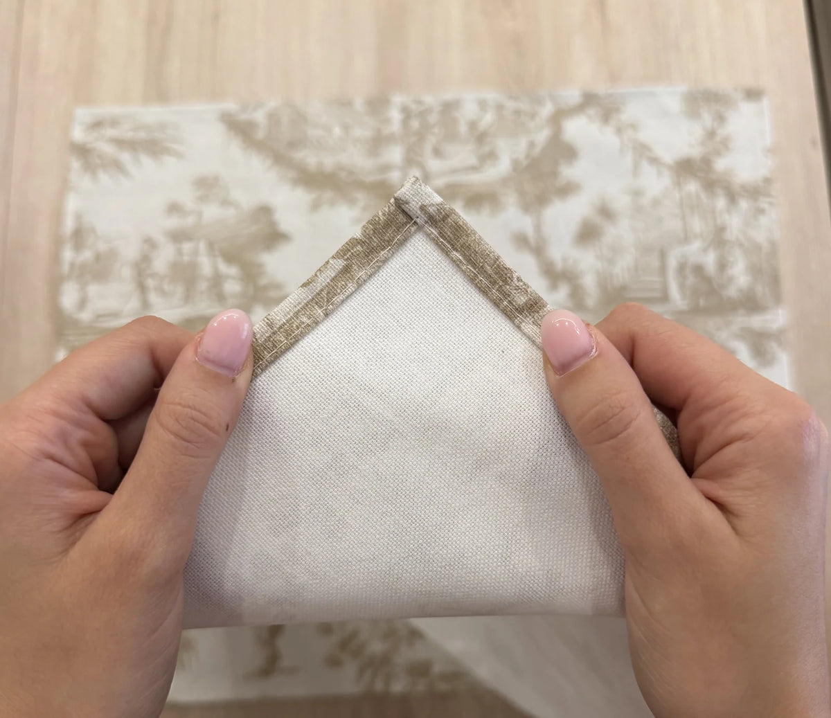 Mantel Individual Resinado Paisaje Bucólico Tono Taupe y Lino