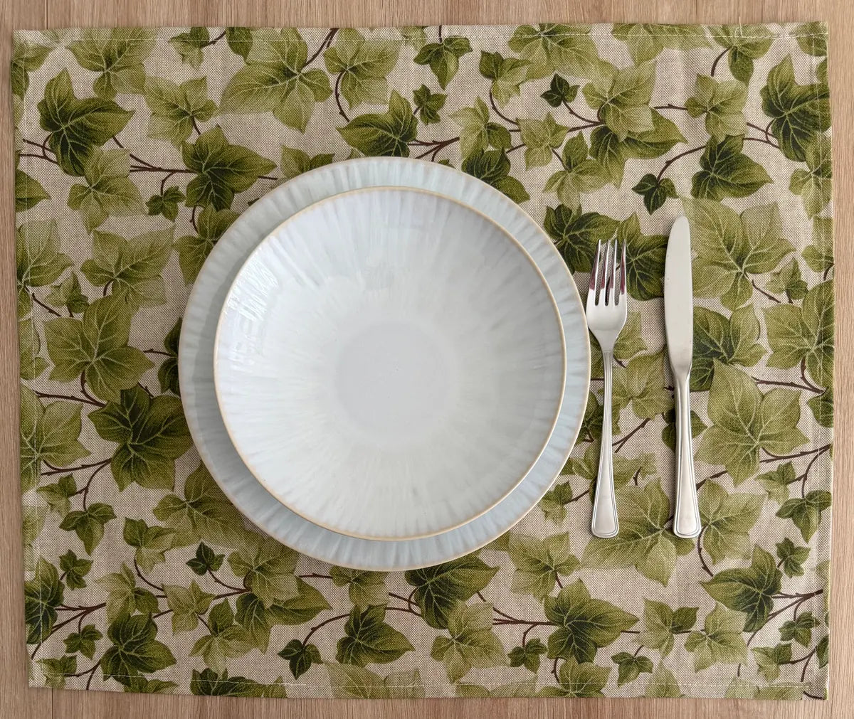 Mantel Individual Resinado Rayas Estampado de Hiedra, Tonos Verdes y Estilo Botánico