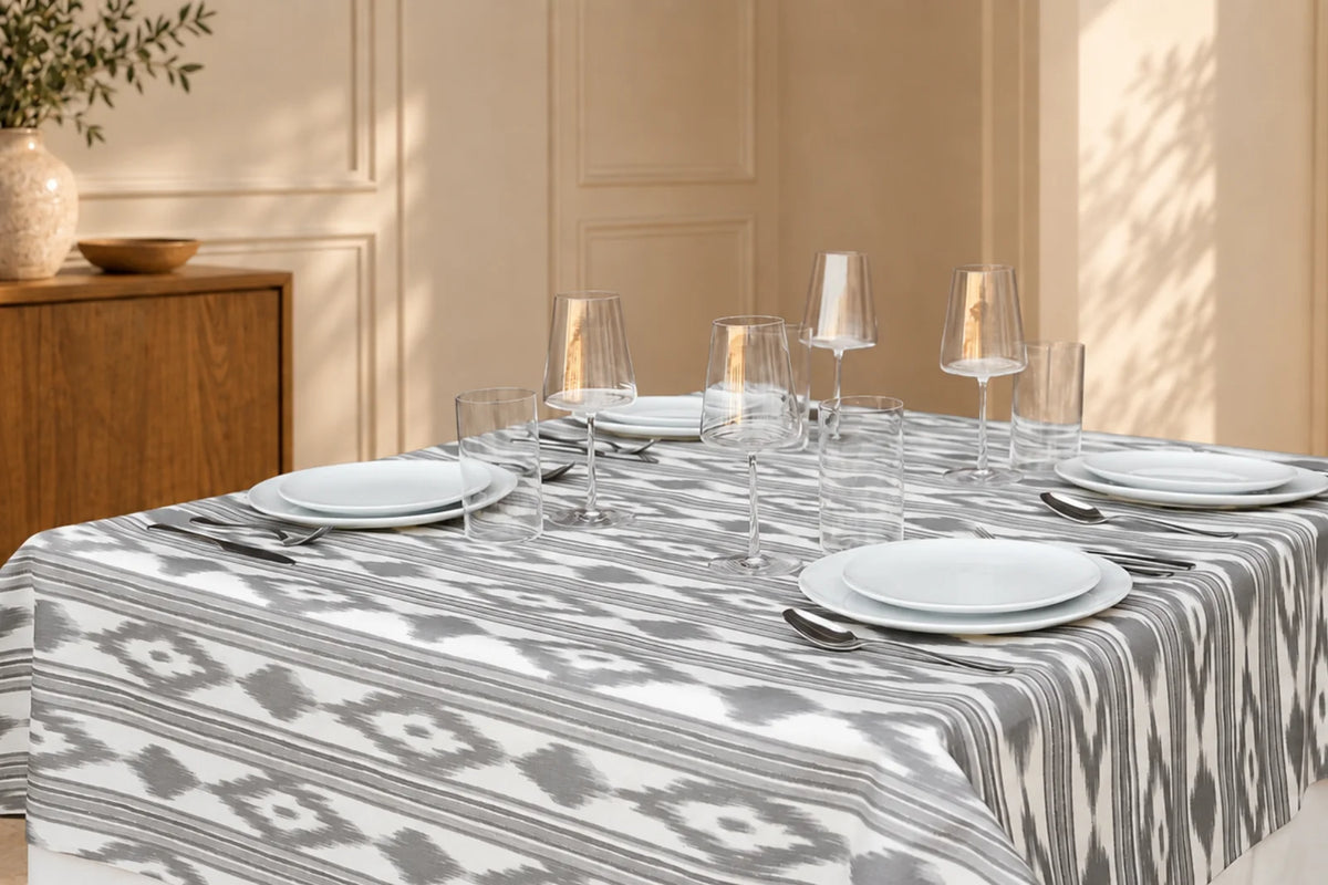 Mantel Resinado Estampado Étnico Ikat Gris Ceniza y Blanco Estilo Bohemio Chic