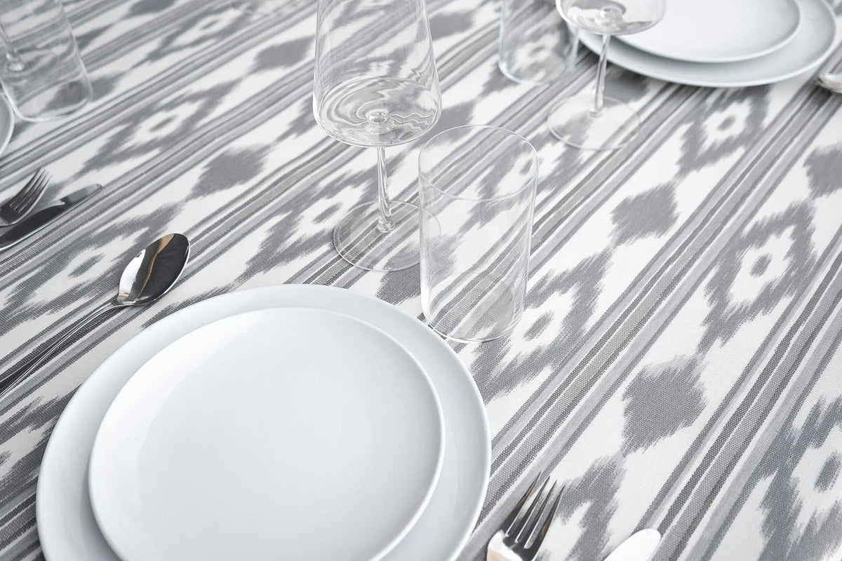 Mantel Resinado Estampado Étnico Ikat Gris Ceniza y Blanco Estilo Bohemio Chic