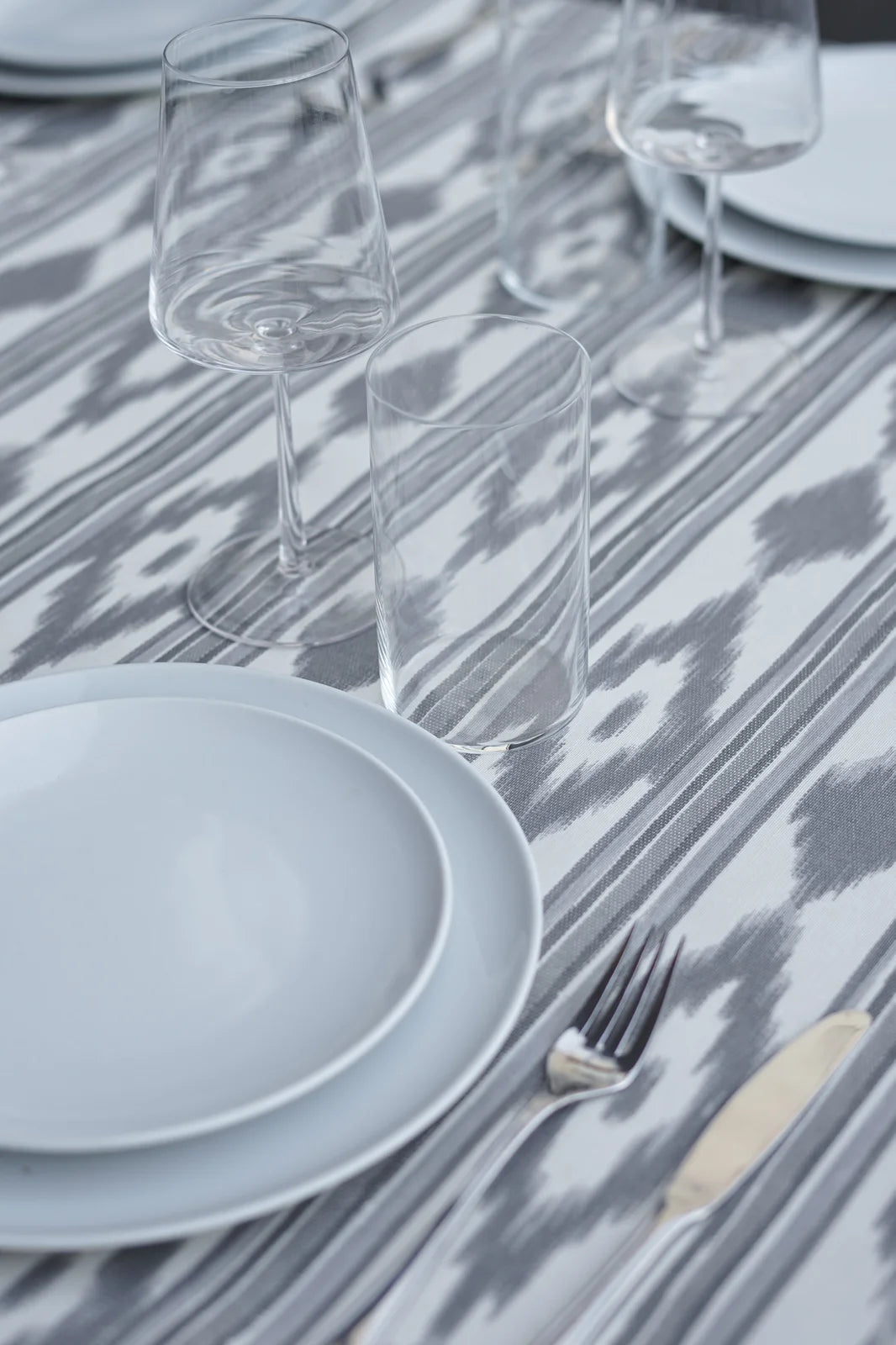Mantel Resinado Estampado Étnico Ikat Gris Ceniza y Blanco Estilo Bohemio Chic
