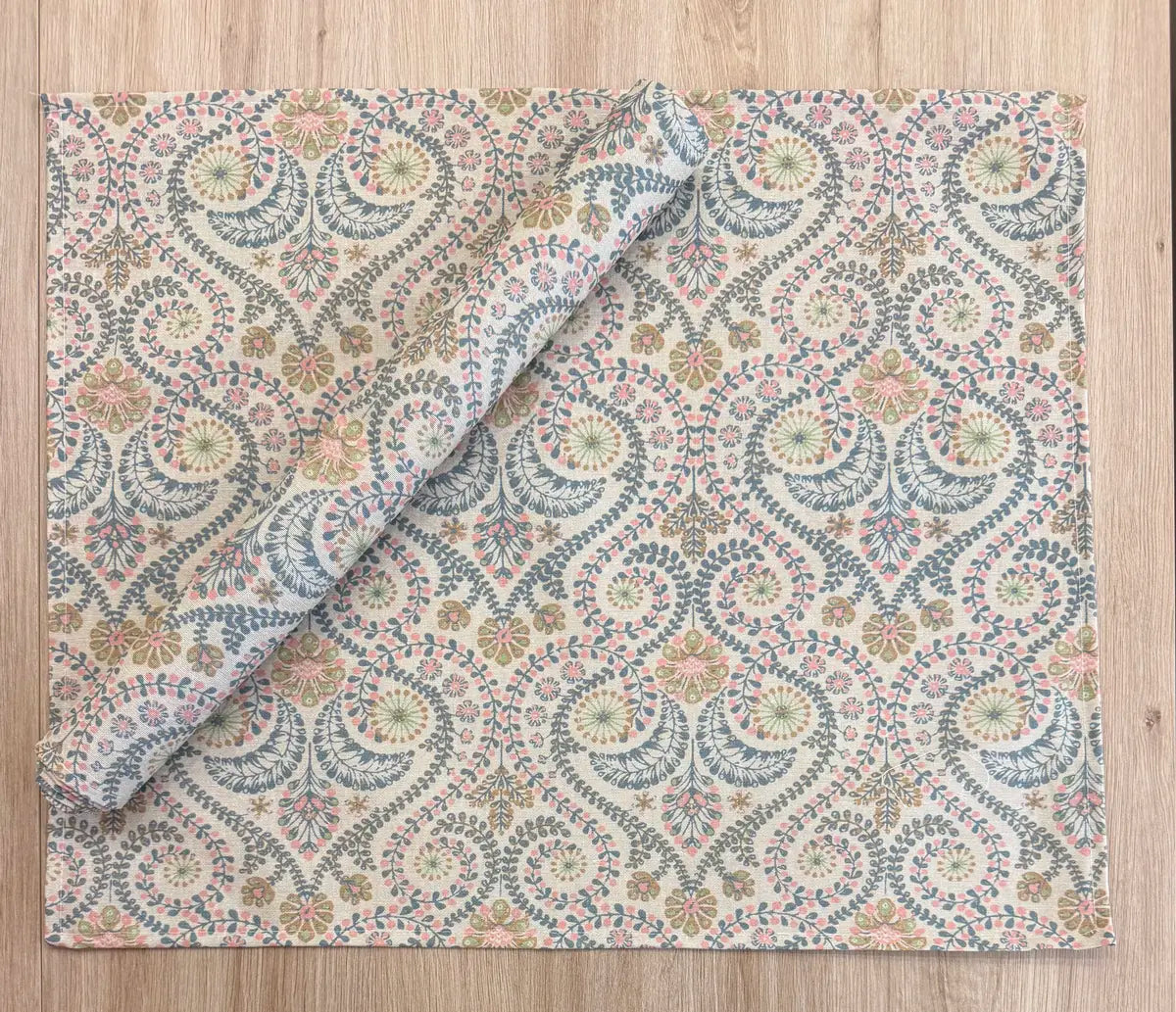 Mantel Individual Resinado Motivos Étnicos Paisley y Botánicos